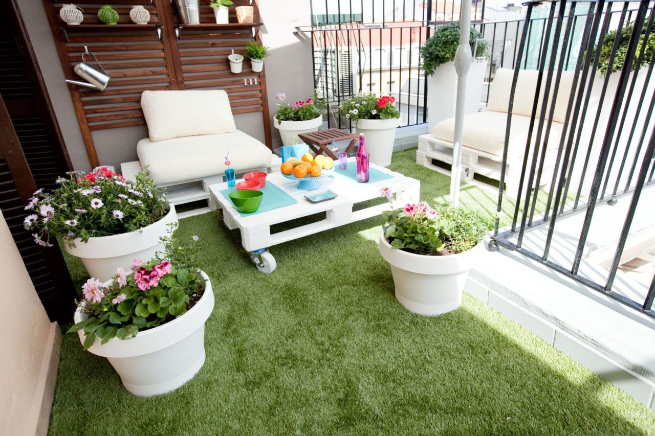 https://instaladoresdecesped.es/wp-content/uploads/2018/01/decorar-terraza-de-estilo-chill-out-con-cesped-artificial-1280x853.jpg