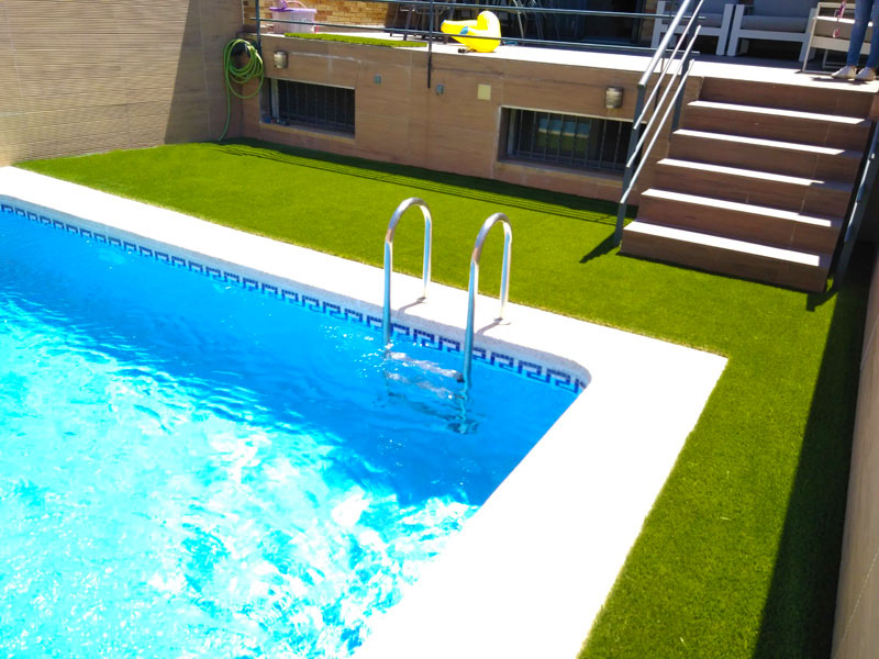 Césped artificial para piscina en Getafe, Madrid.
